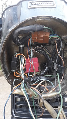 on voie le professionnel qui avait la machine , les fils sont à leurs place avant démontage .